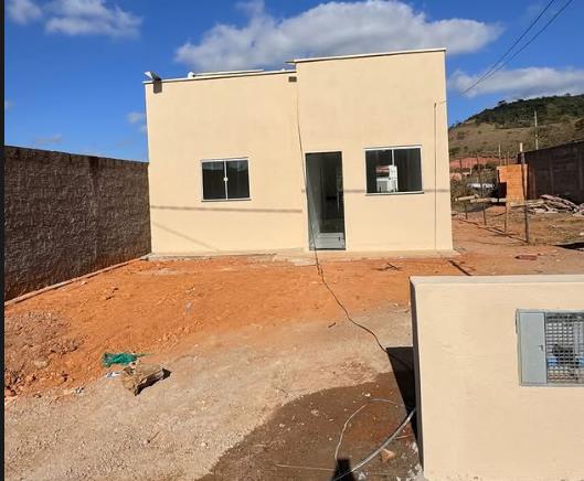 Casa térrea em fase de acabamento, com fachada e pátio em obras