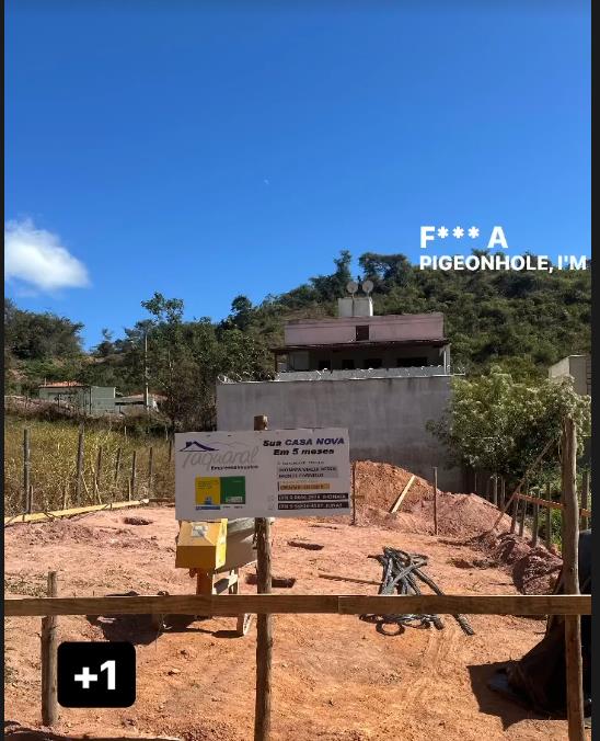 Terreno em preparação para construção, com placa da Taquaral